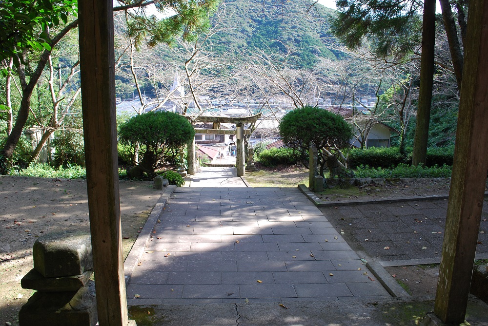 崎津　崎津諏訪神社より鳥居を臨む